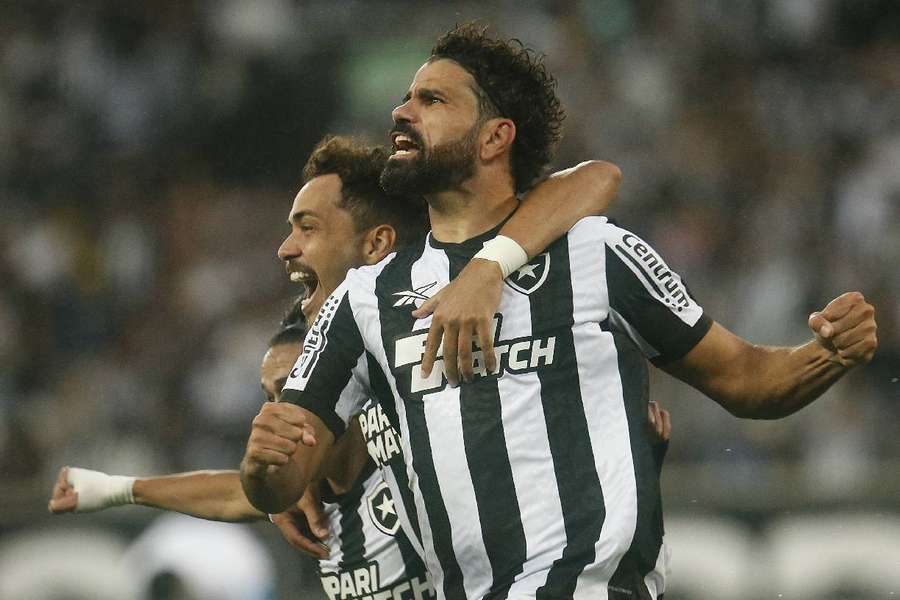 Diego Costa é parabenizado pelos companheiros após marcar contra o Bahia