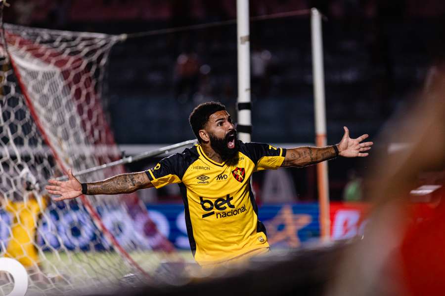 Romarinho fez os dois gols do Sport