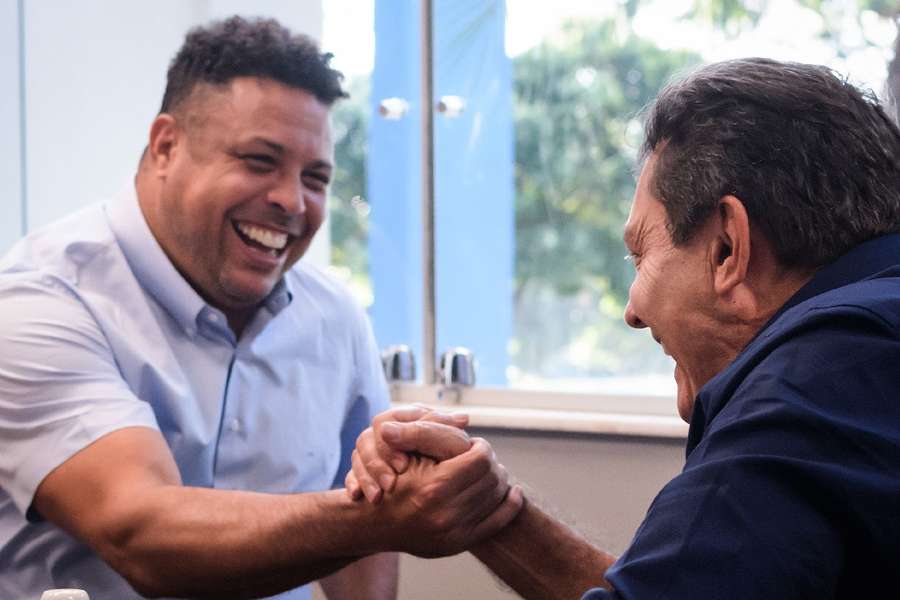 Ronaldo salue Pedro Lourenço, le nouveau propriétaire de la SAF de Cruzeiro. 
