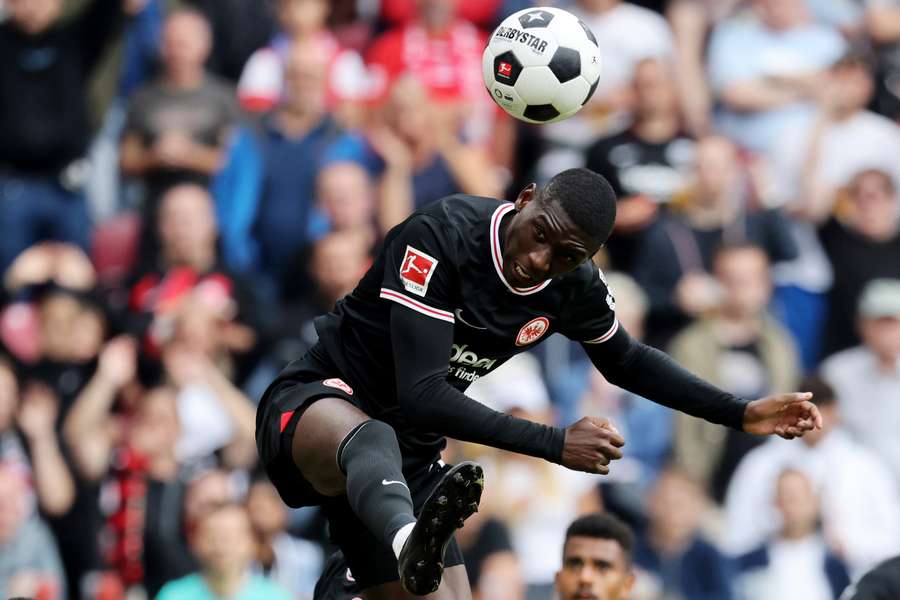 Randal Kolo Muani troca a Bundesliga pela Ligue 1