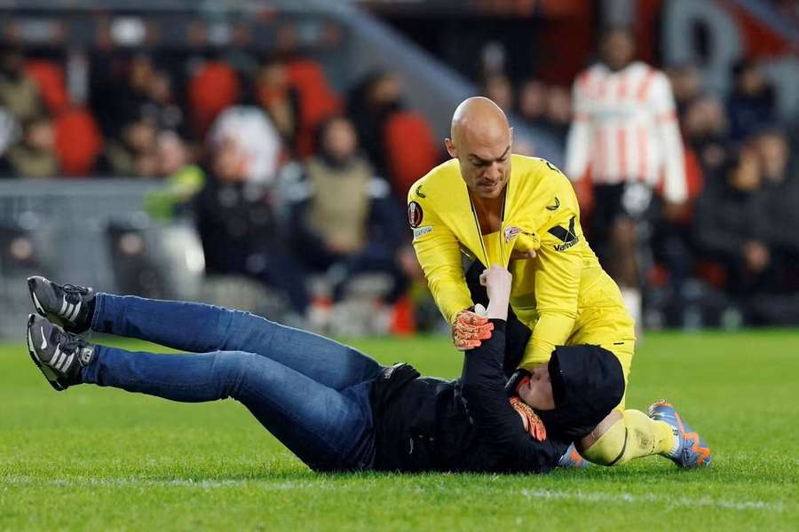UEFA otwiera dochodzenie po tym ataku kibica na bramkarza Sevilli