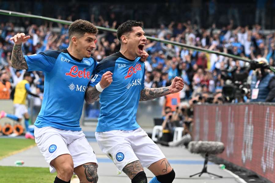 Olivera (à direita) abriu o placar, mas Napoli cedeu empate