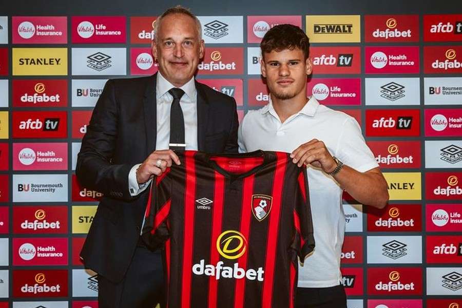 Lateral-esquerdo de 19 anos vai atuar na Premier League