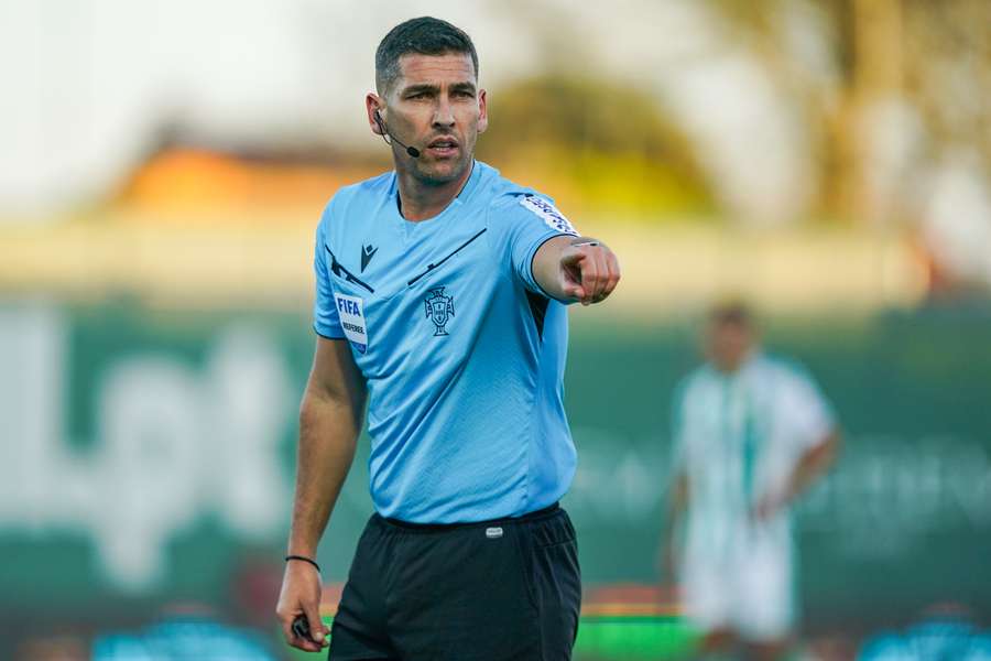 O árbitro, Fabio Verissimo, durante um jogo da Liga O árbitro, Fabio Verissimo, durante um jogo da Liga