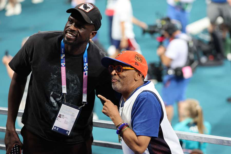 Luol Deng (I), junto a Spike Lee (D).