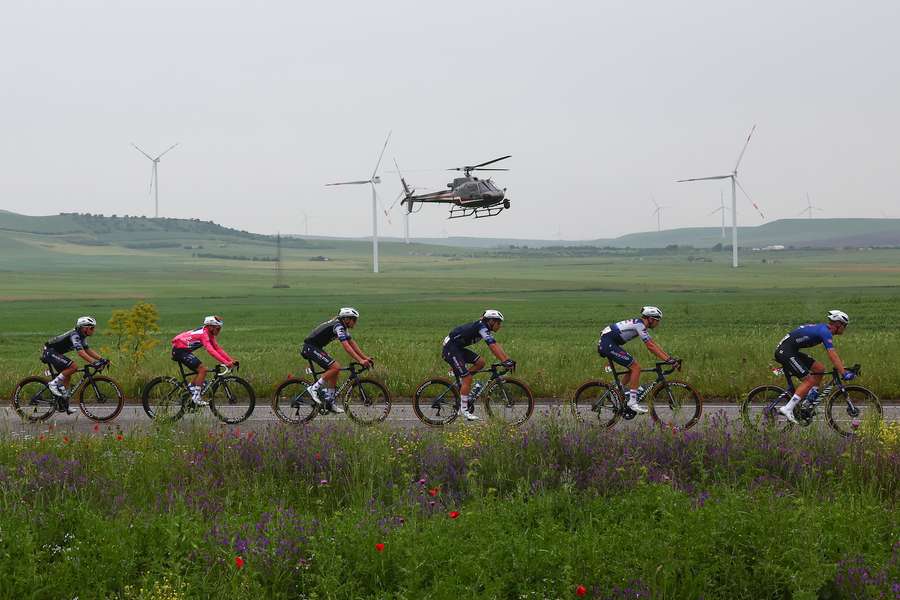 Imagem simbólica: Alguns ciclistas utilizaram o transporte de helicóptero para descer do Gran Sasso