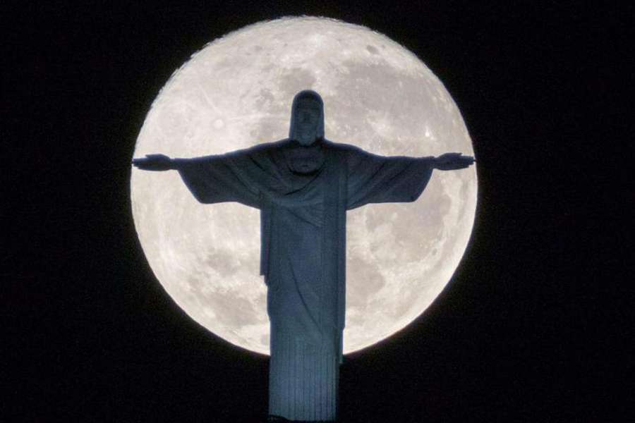 Estátua do Cristo Redentor, no Rio de Janeiro, com luzes apagadas