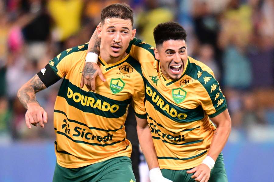 O Cuiabá embolou a disputa na ponta da tabela da Série B