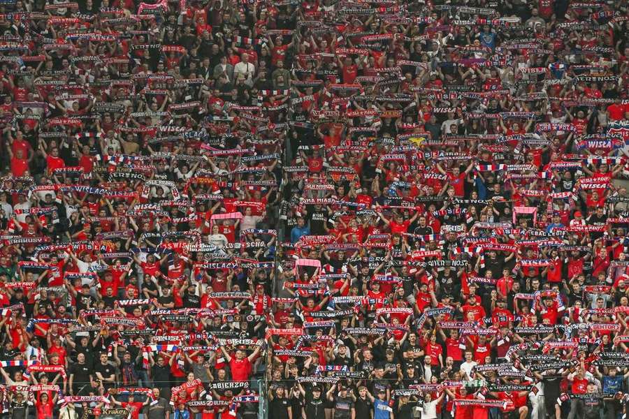Ściana kibiców Wisły Kraków podczas meczu z Wisłą Płock Ściana kibiców Wisły Kraków podczas meczu z Wisłą Płock
