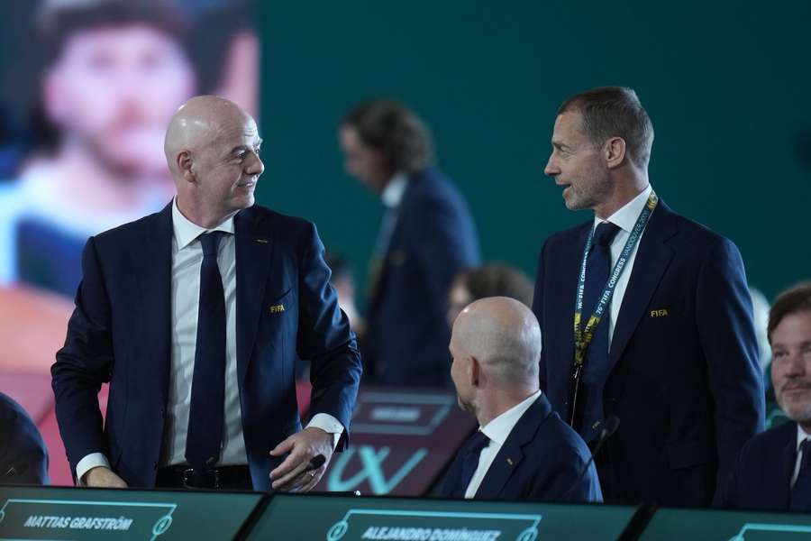 Prezident FIFA Gianni Infantino (vlevo) a prezident UEFA Aleksander Čeferin (vpravo).