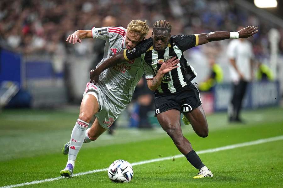 Český ofenzivní záložník Adam Karabec v akci v utkání Lyonu s Angers. Český ofenzivní záložník Adam Karabec v akci v utkání Lyonu s Angers.