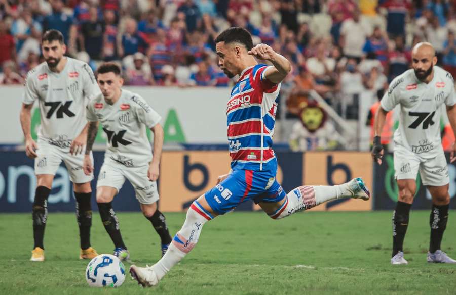 Yago Pikachu fez dois gols de pênalti para o Fortaleza