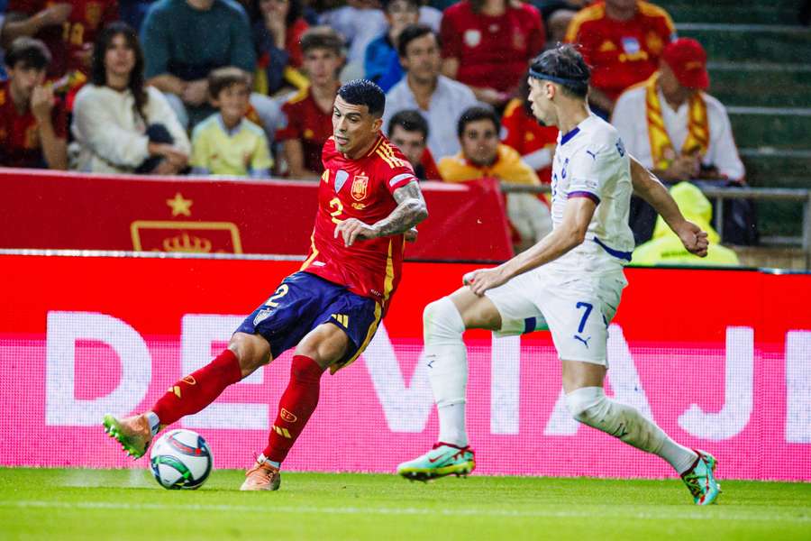 Pedro Porro tenta cruzar para a frente da baliza de Birmancevic