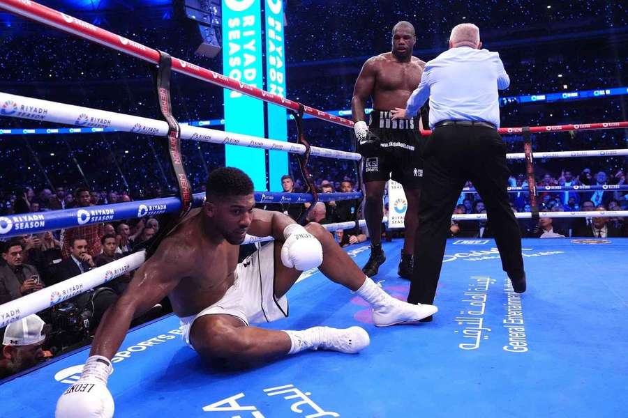 Anthony Joshua blev slået i gulvet fire gange af Daniel Dubois