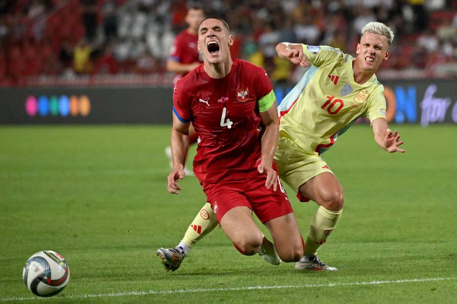 Milenkovic diante de Dani Olmo no jogo contra a Espanha