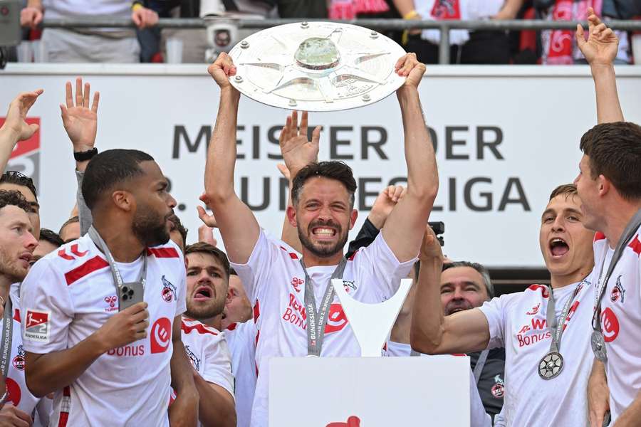 Mark Uth mit der Meisterschale.