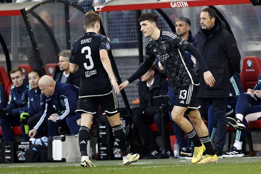 Anton Gaaei werd voor de tweede keer in dit seizoen al in de eerste helft gewisseld Anton Gaaei werd voor de tweede keer in dit seizoen al in de eerste helft gewisseld