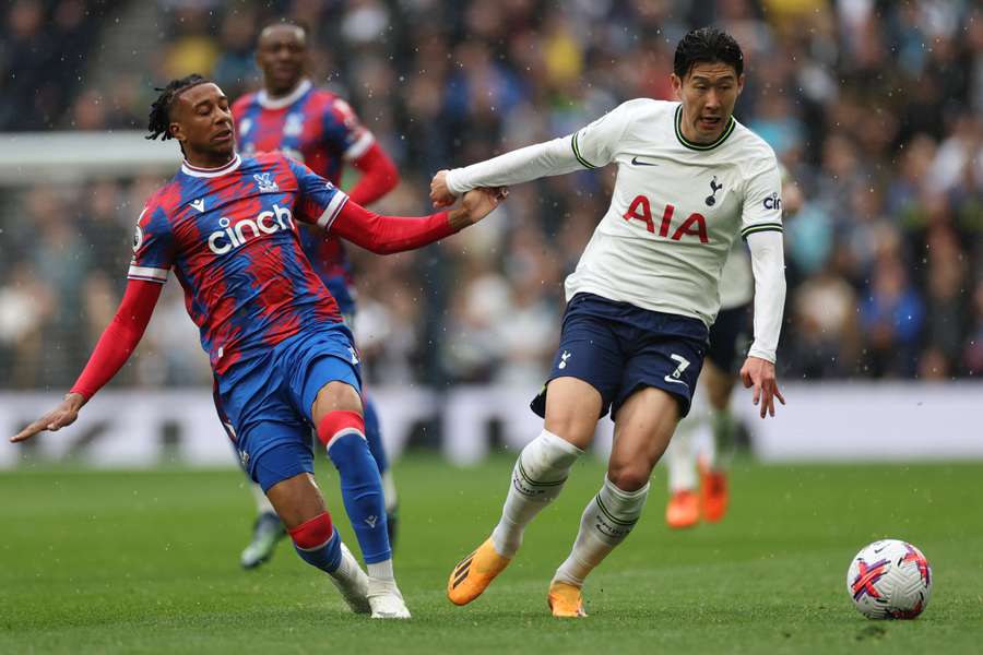 Heung-min Son (d), delantero del Tottenham Hotspur, corre con el balón.