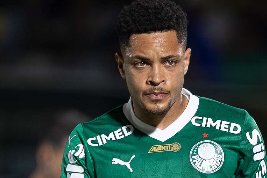 Vitor Roque pode receber gancho de até dez jogos por publicação nas redes sociais 