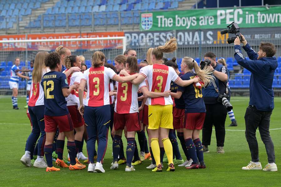 De speelsters van Ajax vieren het kampioenschap