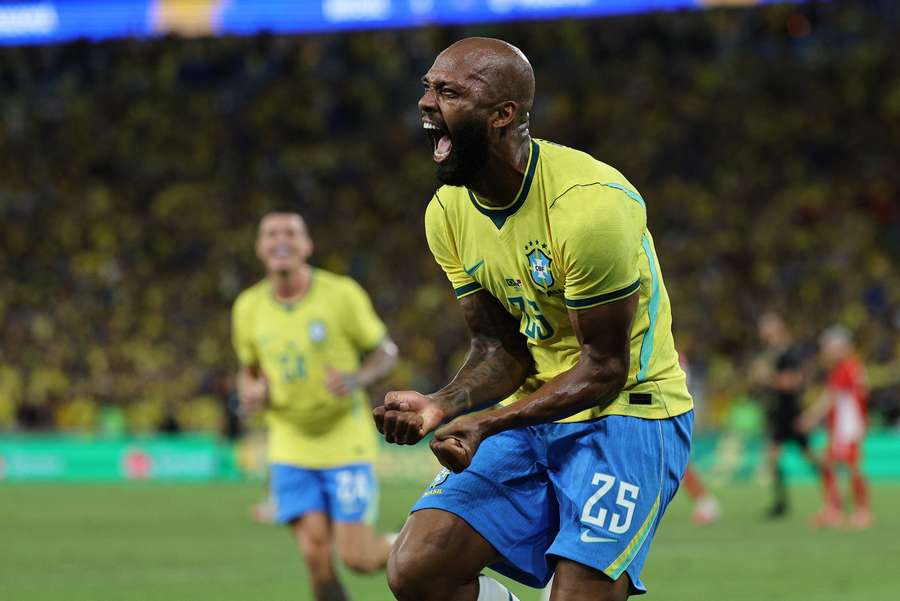 Igor Thiago celebra gol no Maracanã