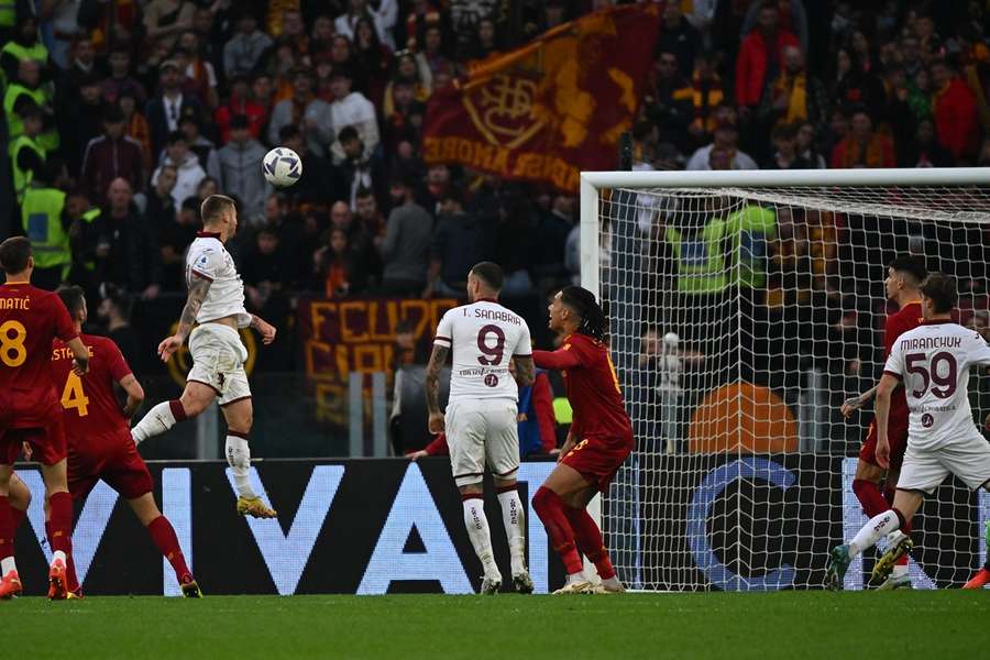 Serie A, la Roma si salva in extremis, continua la crisi del Verona