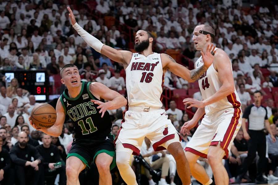 Heat Heat komt op 3-0 tegen Celtics en staat met één been in de finale van de play-offs