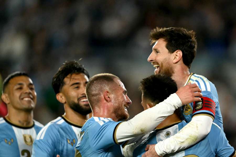 Messi é celebrado pelos companheiros após marcar contra Benin Messi é celebrado pelos companheiros após marcar contra Benin