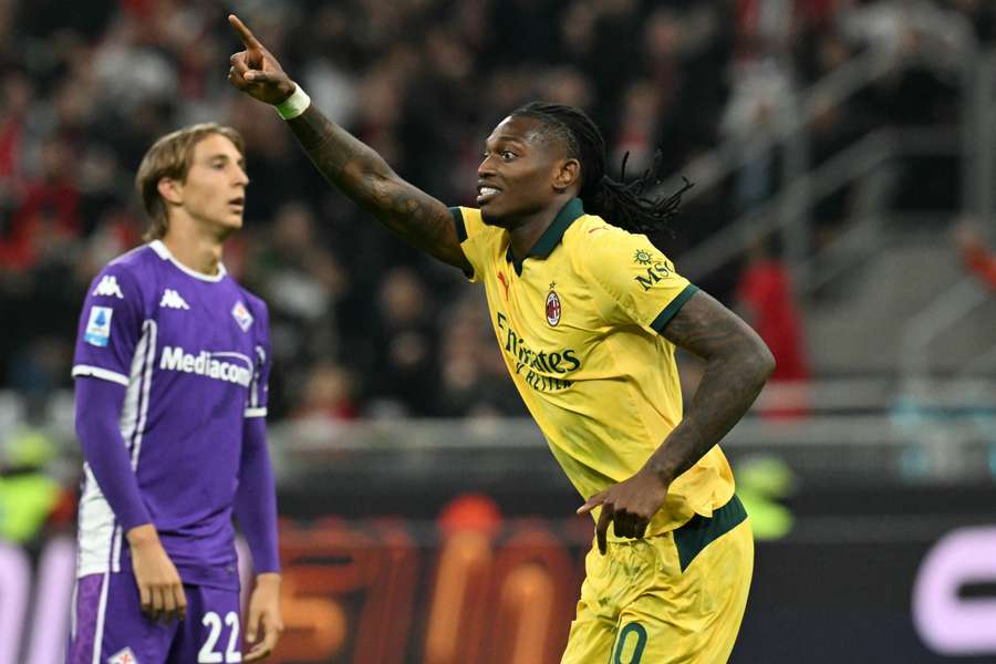 Rafael Leago zařídil výhru AC Milán nad Fiorentinou 2:0 dvěma góly.