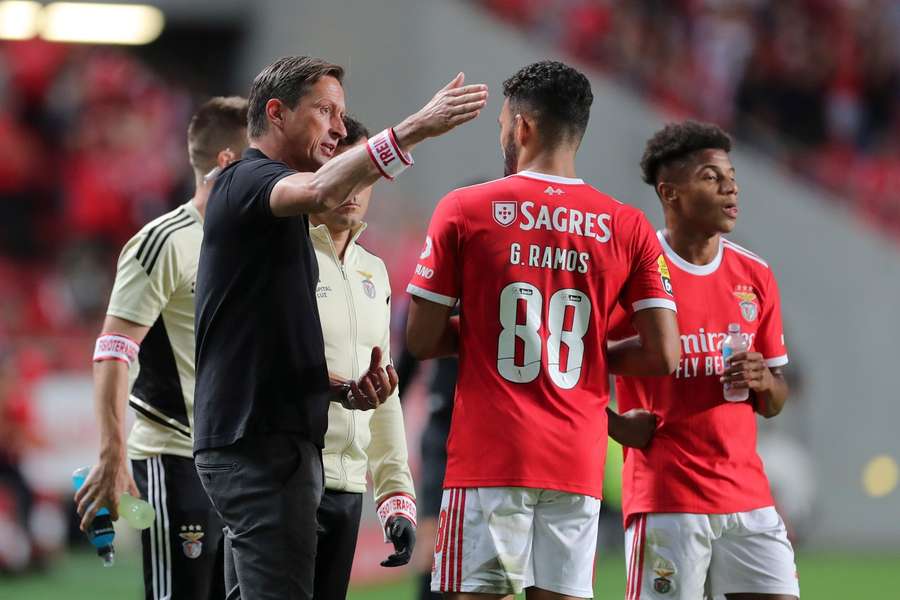 Coach Roger Schmidt mit Goncalo Ramos