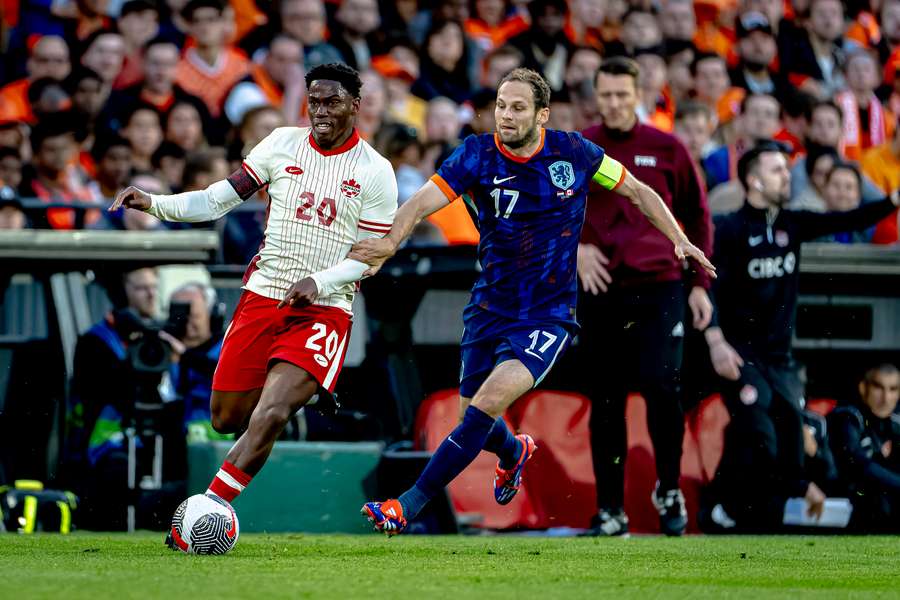 Daley Blind (R) in duel met Jonathan David