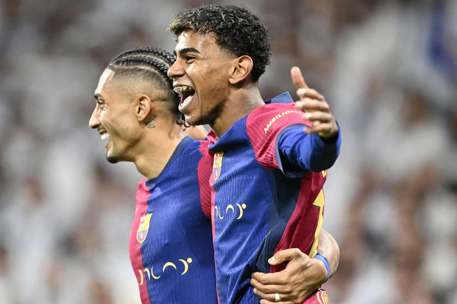 Raphinha y Lamine Yamal celebran el 0-3 en el Bernabéu