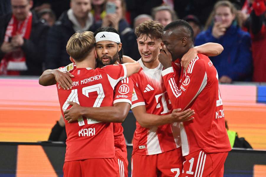 Los jugadores del Bayern celebran el gol de Gnabry ante el Leverkusen