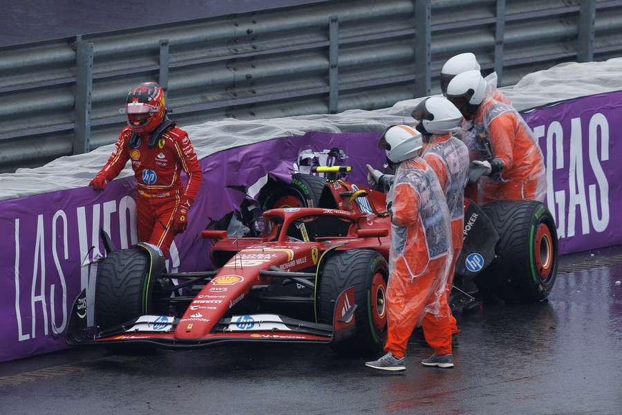 Carlos Sainz i jego rozbite Ferrari