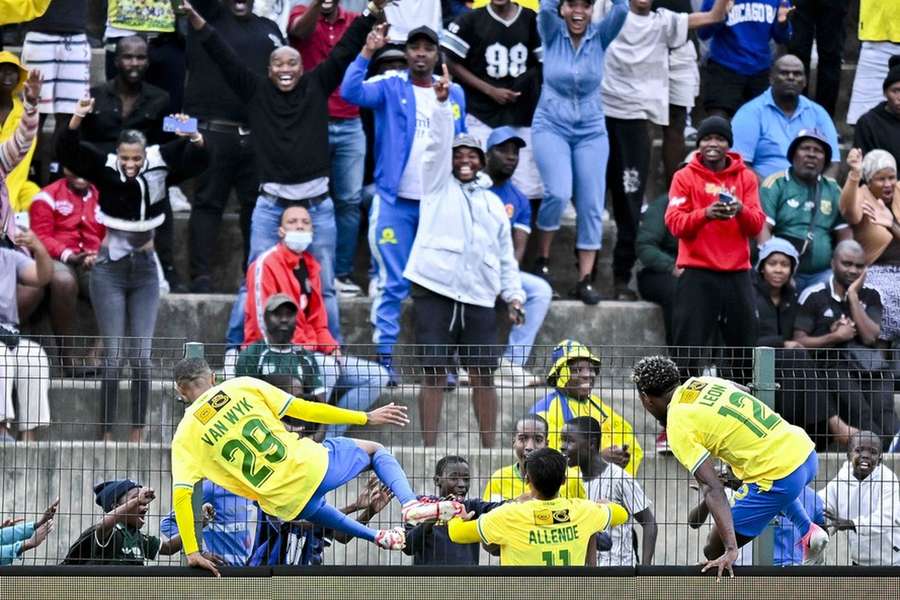A festa dos jogadores do Mamelodi Sundowns com os adeptos