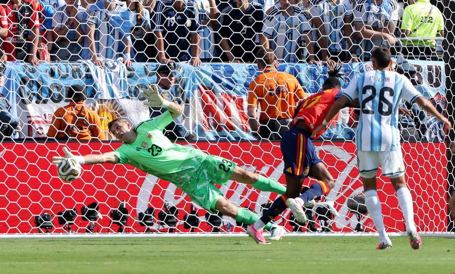 Emi Martinez saves from Nico Williams Emi Martinez saves from Nico Williams