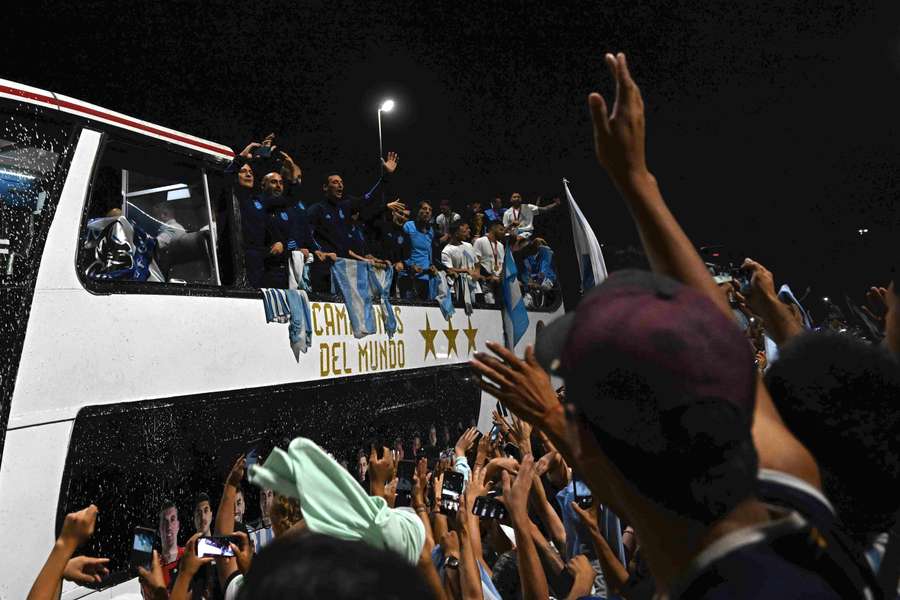 Os jogadores saudados por milhares de adeptos Os jogadores saudados por milhares de adeptos
