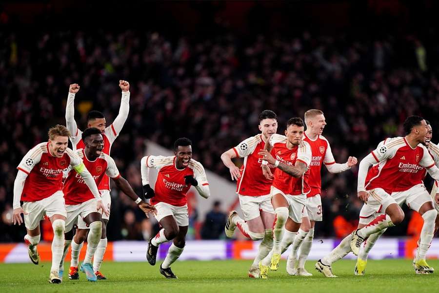 Der FC Arsenal feiert den Einzug ins Viertelfinale der Champions League.