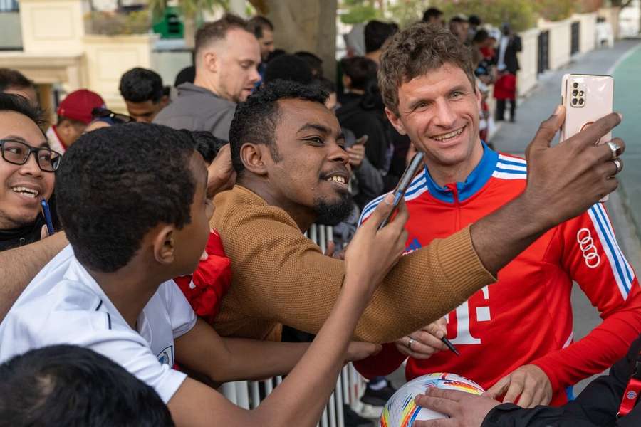Beim Trainingslager in Doha nahm sich Müller viel Zeit für die Fans
