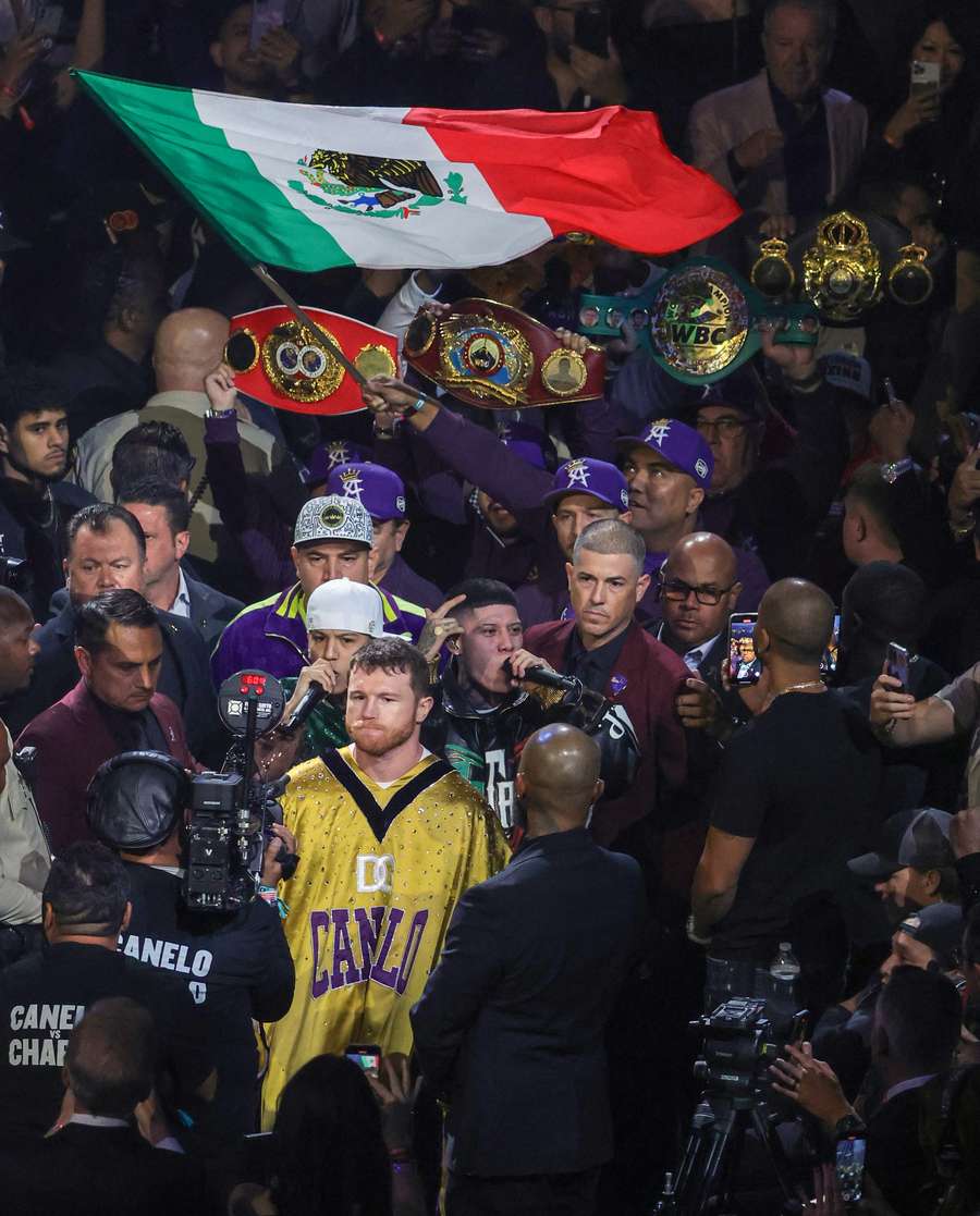 Canelo Álvarez entra no T-Mobile Arena com a bandeira do México