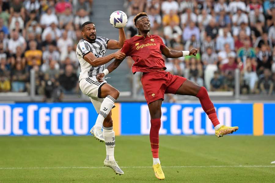 Tammy Abraham z AS Řím v souboji s Gleisonem Bremerem.