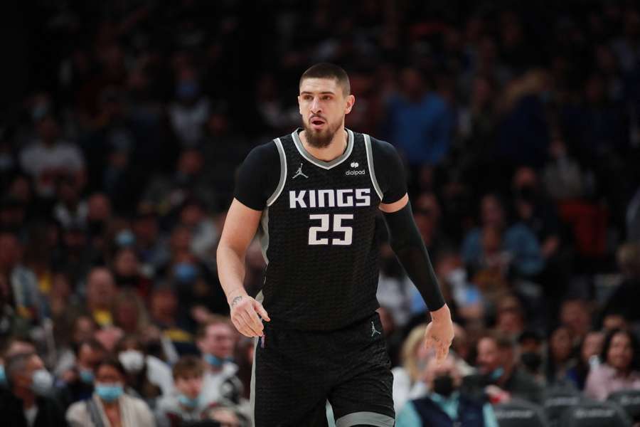 Former Sacramento Kings center Alex Len in a game against the Denver Nuggets (2022)