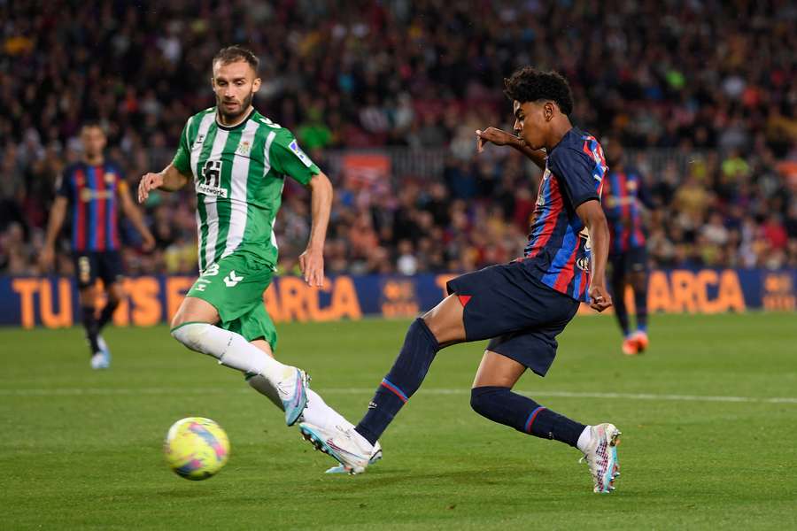 Lamine Yamal in actie tegen Betis' German Pezzela