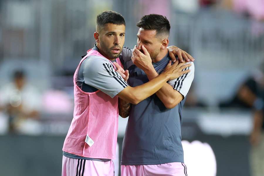 Messi y Alba dialogan antes del partido.