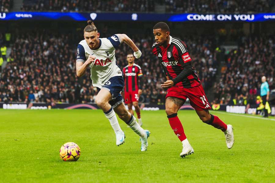 Radu Drăgușin în duel cu Reiss Nelson