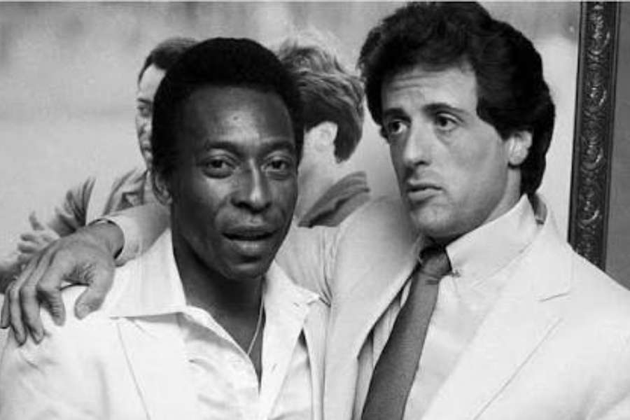 Pelé e Rocky Balboa juntos após filmagem de Fuga para a Vitória Pelé e Rocky Balboa juntos após filmagem de Fuga para a Vitória