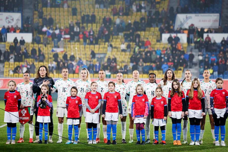 Jogadoras de Portugal cantam o Hino