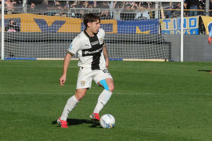 Adrián Bernabé conduce el balón