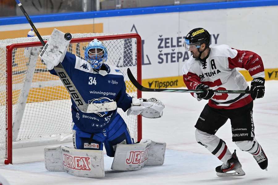 Michal Postava a Michal Řepík v utkání Komety se Spartou.