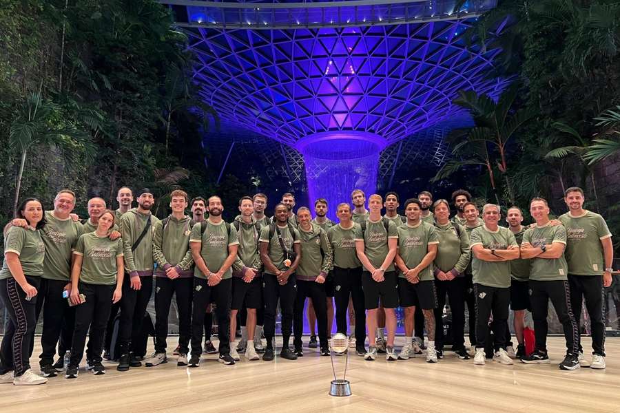 Los jugadores del Unicaja en Singapur, antes de volar hacia Málaga